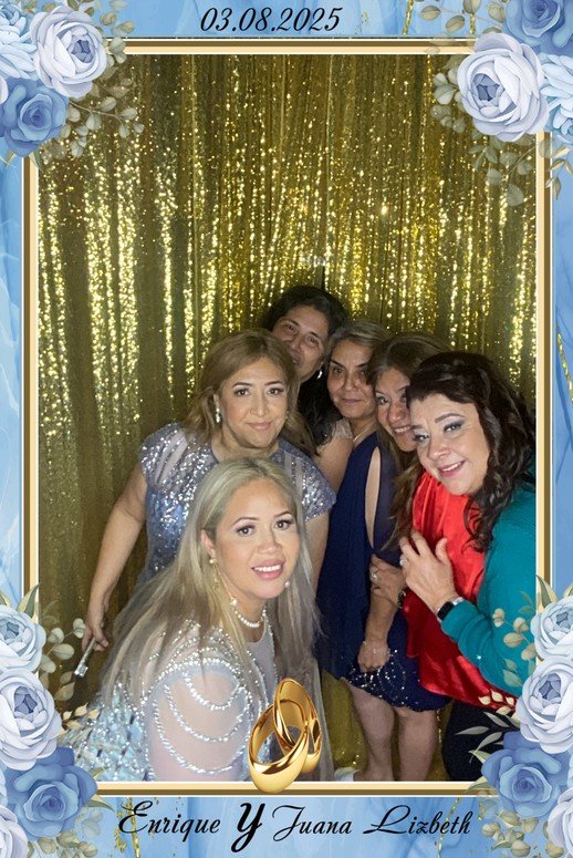 Digital photo booth with themed props